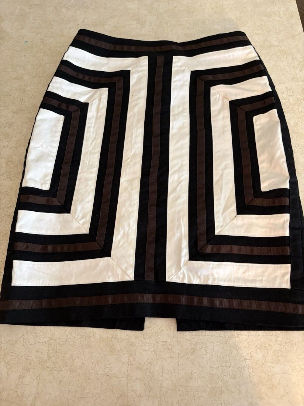 White House Black Market Size 2 Black White Art Deco Lined Woman Zip Rear Skirt